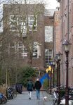 Doorkijkje door de Houtmanstraat richting de voormalige school.
<br/>
Marcel Westhoff, maart 2016